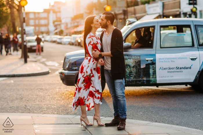 Portriats de noivado em Londres antes do casamento - Pôr do sol na cidade com casal e táxi nas ruas