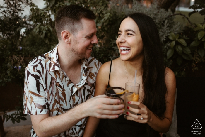 Foto von: <a href="https://www.wpja.com/photos/diamond-award-top-wedding-engagement-photographer/2546839"> Darren Hendry - Pasadena California Verlobungsporträts in Los Angeles, Kalifornien | Halten Sie während einer entspannten Pärchensitzung in der DTLA für einen Drink an