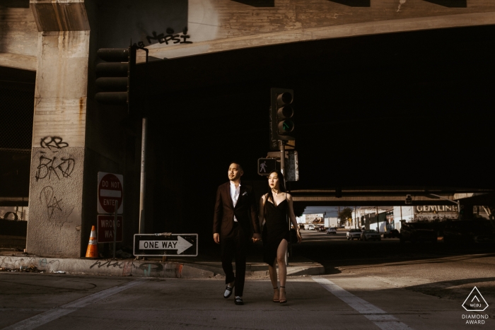 Foto de: <a href="https://www.wpja.com/photos/diamond-award-top-wedding-engagement-photographer/2546842"> Darren Hendry - Pasadena California Fotos de compromiso en el centro de Los Ángeles, California | Cruzando pareja en las calles