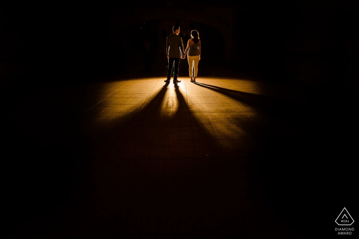 Grand Central Station New York Vorhochzeitsfotografie "Kreativer Einsatz von Blitzlicht auf dem großen Gehweg der Grand Central Station."