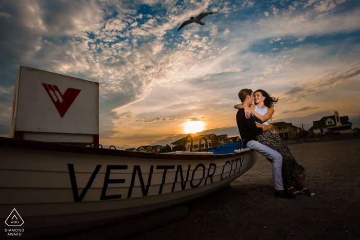 Fotografo pre-matrimonio a Ventnor City Beach nel New Jersey - "Ho aspettato che questi uccelli continuassero a volare per ottenere lo scatto perfetto."