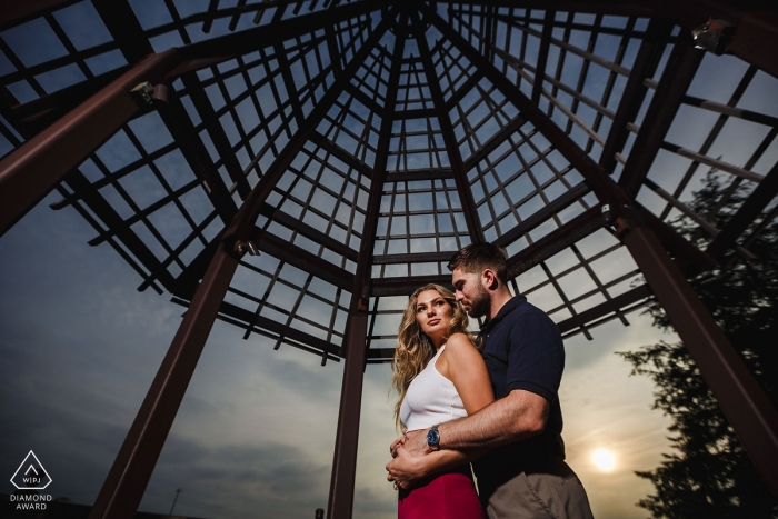 „Der Himmel im Hintergrund war schön und wir liebten etwas, das wie ein Spinnennetz aussah.“ - Verlobungsfotograf aus The Waterworks, Philadelphia