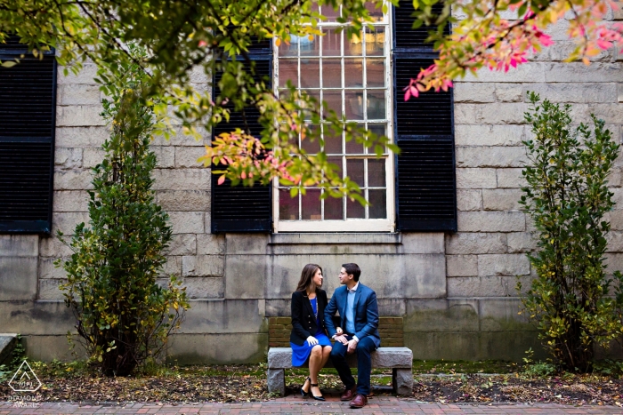 Photo: <a href="http://www.wpja.com/photos/diamond-award-top-wedding-engagement-photographer/2546882"> Sarah V. Martinez - Douvres, New Hampshire Photographie de fiançailles à Portland dans le Maine - Le couple est assis côte à côte sur un banc à Portland dans le Maine