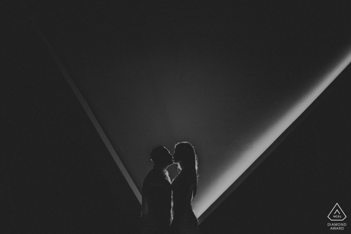Foto von: <a href="http://www.wpja.com/photos/diamond-award-top-wedding-engagement-photographer/2546889"> MangKhris Santika - Gianyar Bali Samabe Hotel, das Fotoporträtsitzung in Schwarzweiss vorheiratet.
