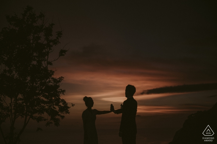 Photo de: <a href="http://www.wpja.com/photos/diamond-award-top-wedding-engagement-photographer/2546894"> MangKhris Santika - Gianyar Bali Alila Uluwatu Bali pré-mariage photoshoot au coucher du soleil.