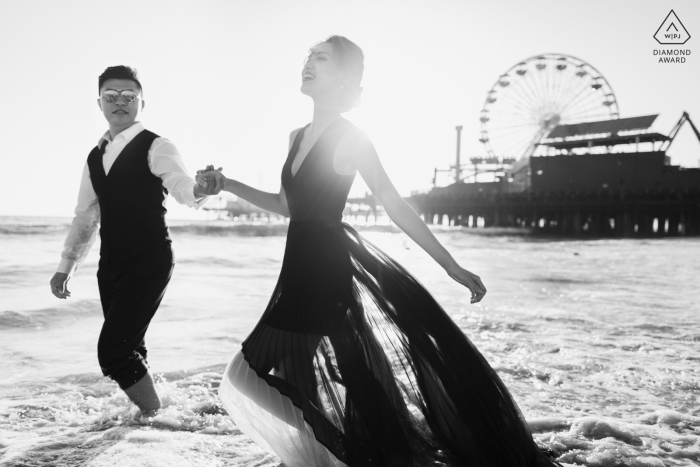 Foto door: <a href="http://www.wpja.com/photos/diamond-award-top-wedding-engagement-photographer/2546906"> Leon Wong - Hangzhou Santa Monica, Los Angeles Beach fotosessie voor betrokkenheid | Paar spelen door de zee.
