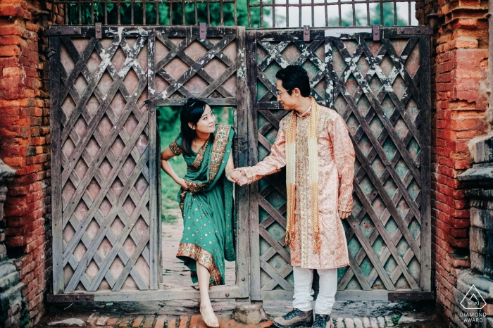 Foto door: <a href="http://www.wpja.com/photos/diamond-award-top-wedding-engagement-photographer/2546908"> Leon Wong - Hangzhou Bardgang, Nepal PreWedding PhotoShoot | Paar aan de deur van de lokale oude basisschool.