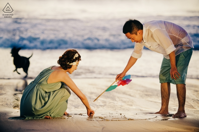 Couple joue le soir au bord de la mer, un chien court joyeusement Photos de pré-mariage à Bali, Indonésie | Un couple joue le soir au bord de la mer, un chien court avec bonheur.