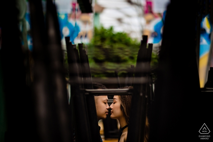 Photo: <a href="http://www.wpja.com/photos/diamond-award-top-wedding-engagement-photographer/2546930"> Vu Nguyen - Ho Chi Minh Ce tournage a été capturé très rapidement lorsque nous traversons un bar normal doté de chaises en désordre à l’avant. J'ai décidé de tirer à travers les chaises pour créer un plan amusant. Photographe de mariage à Singapour