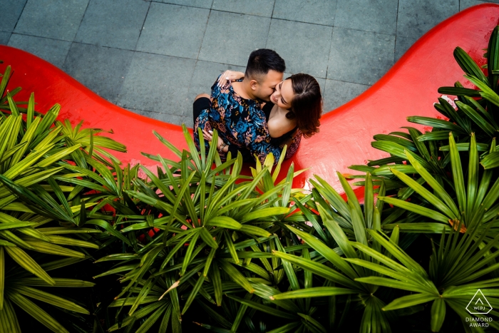 Sessão de fotos de Singapore Engagement em vermelho e verde