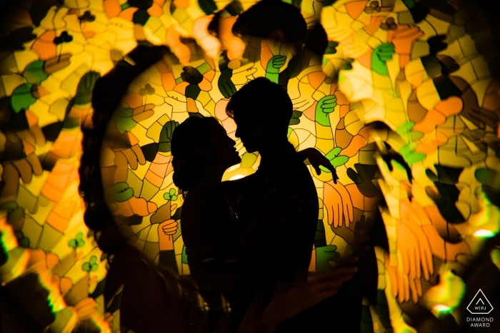 Sentosa, Singapura Reflexão com photoshoot sihouette com casal de noivos.