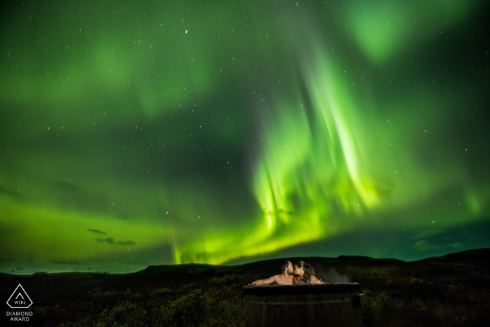 Vik, Islandia Retratos de compromiso | ¡Nada mejor que un jacuzzi bajo las luces del norte!