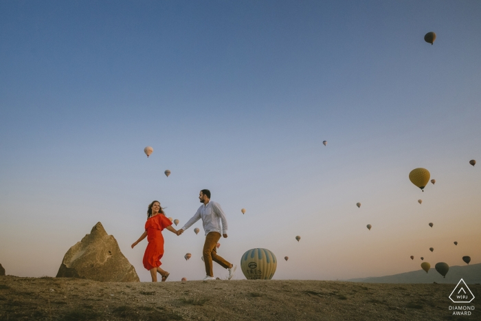 Photo: <a href="http://www.wpja.com/photos/diamond-award-top-wedding-engagement-photographer/2546961"> Emre Nesli - Istanbul Istanbul Un couple de fiancés courant devant les ballons lors de portraits en Cappadoce Turquie