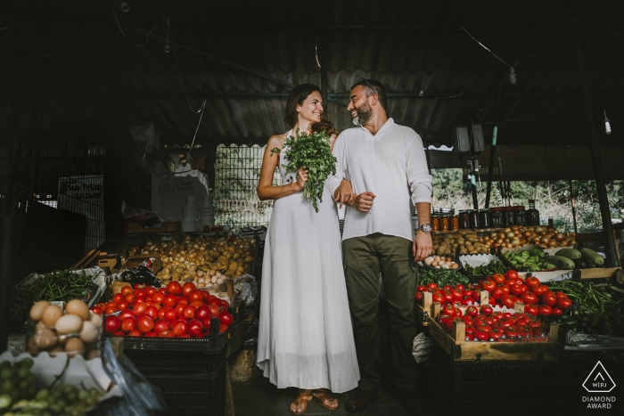Foto von: <a href="http://www.wpja.com/photos/diamond-award-top-wedding-engagement-photographer/2546962"> Emre Nesli - Istanbul Istanbul Istanbul-Paareinkaufen in einem traditionellen Basar während des Vorhochzeitsporträttriebs