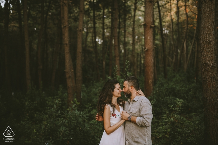 Estambul pareja en un hermoso bosque durante la sesión de fotos de compromiso en Turquía