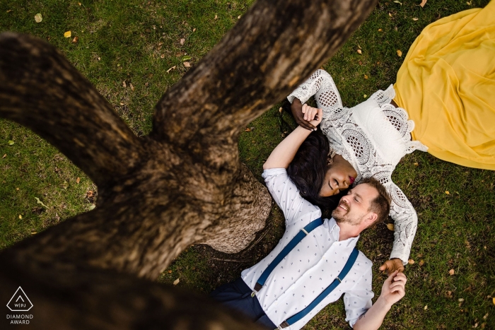 照片提供:<a href="http://www.wpja.com/photos/diamond-award-top-wedding-engagement-photographer/2546987"> Chrystal Stringer - Edmonton Alberta 埃德蒙頓,艾伯塔省訂婚肖像| 結合說謊在地面上在樹下