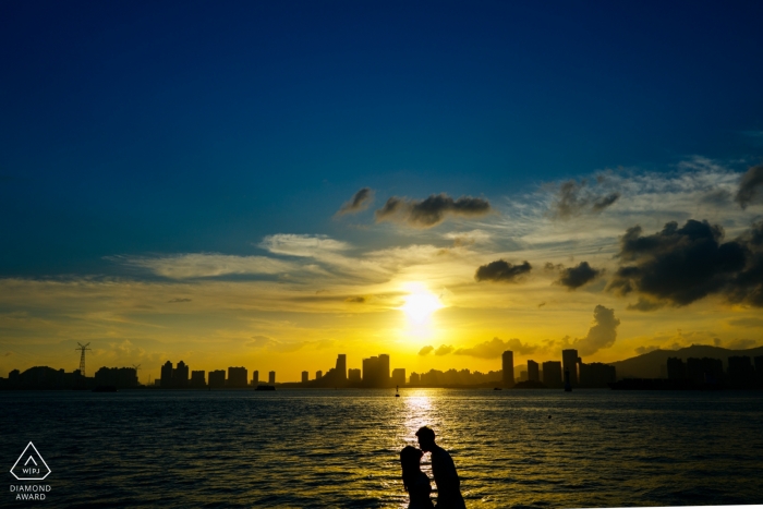 Vorhochzeits-Verlobungs-Porträt während des Sonnenuntergangs am Wasser in Fujian, China