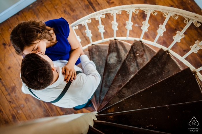 Sesión de compromiso de la mansión Steinway - Foto de un beso en las escaleras