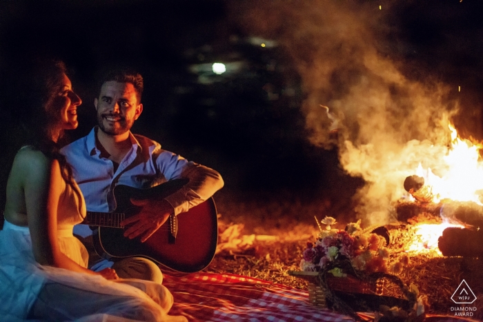 Pré-wedding photo session with open fire, guitar and a couple in Caraíba. Pré-wedding photo session with open fire, guitar and a couple in Caraíba.