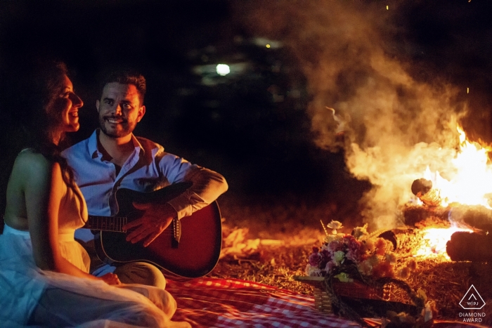 Sesión fotográfica previa a la boda con fuego abierto, guitarra y una pareja en Caraíba.