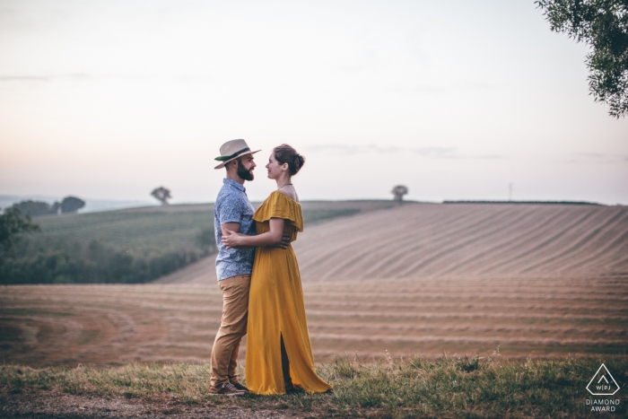 Gers, nel sud della Francia Fidanzamento PhotoShoot - Una coppia che si gode la fine dell'estate in campagna