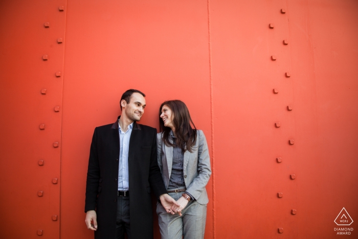 Paris, La défence, França Sessão fotográfica de noivado antes do casamento - Um casal apaixonado por vermelho