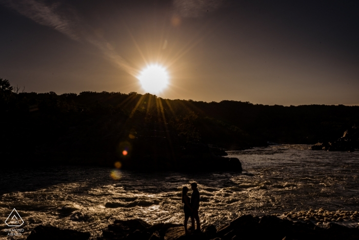 Photo de: <a href="https://www.wpja.com/photos/diamond-award-top-wedding-engagement-photographer/2547102"> Kathleen Ricker - Linthicum Heights Maryland Parc national de Great Falls: Fiançailles au lever du soleil sur l'eau pour des portraits de mariage avant le mariage.