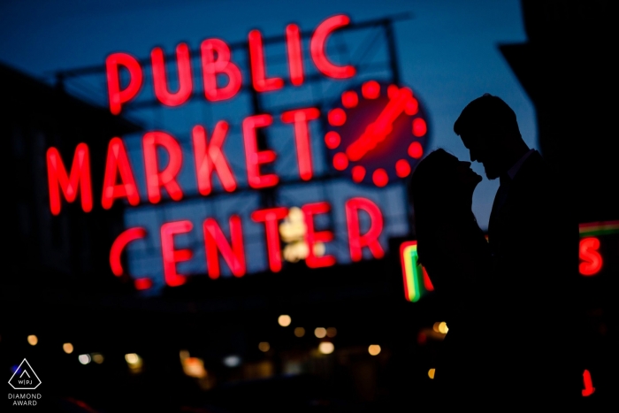 Seattle, WA Public Market Center Verlobungsfotos auf dem geschäftigen Pike Market bieten die Gelegenheit für ein Silhouette-Porträt.