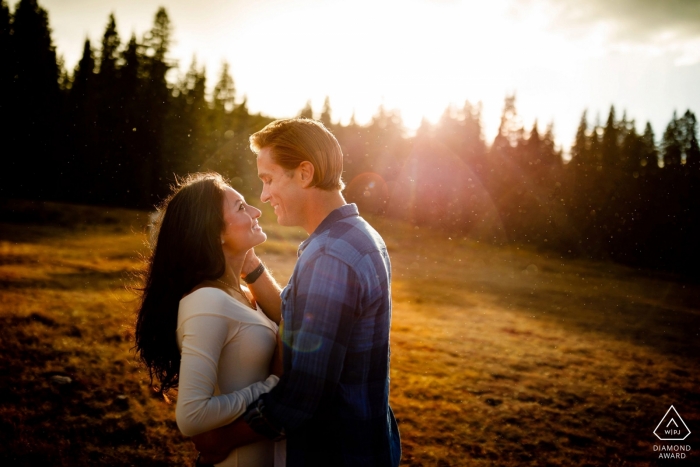 Foto door: <a href="https://www.wpja.com/photos/diamond-award-top-wedding-engagement-photographer/2547129"> Trent Gillespie - Silverthorne Colorado Vail, CO Pre-trouwfoto's - Regen en zonnestralen zorgen voor een gekke gloed en kleurrijke diffractie voor deze Vail Pass-verlovingsfoto.