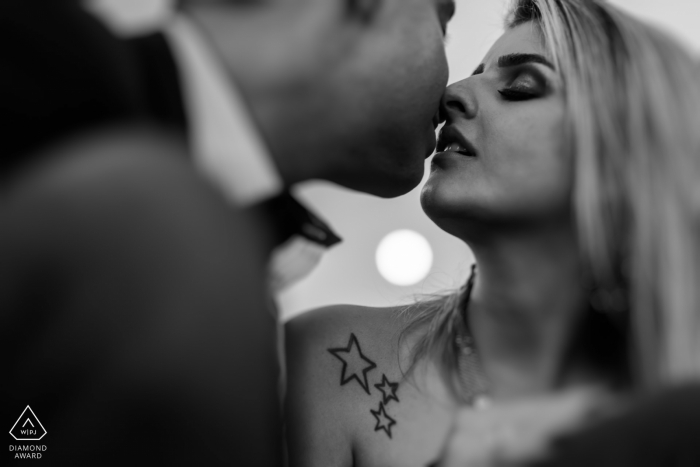 Foto von: <a href="https://www.wpja.com/photos/diamond-award-top-wedding-engagement-photographer/2547131"> Paulo Sacramento - Mainz Rheinland-Pfalz Verlobungsfotos aus Vicosa, Brasilien - - Paar küsst sich mit dem Mond im Hintergrund