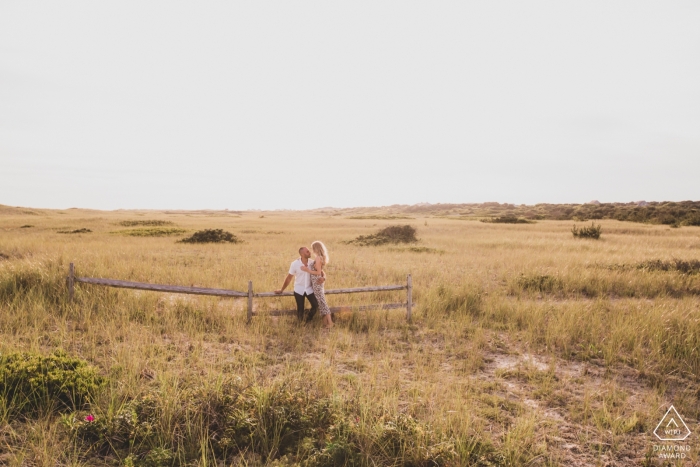 Foto: <a href="https://www.wpja.com/photos/diamond-award-top-wedding-engagement-photographer/2547191"> Katie Kaizer - Nantucket, Massachusetts Verlobungsfotograf für Surfside Beach Nantucket Island - Paar auf einem Strandspaziergang während ihrer Verlobungssitzung.