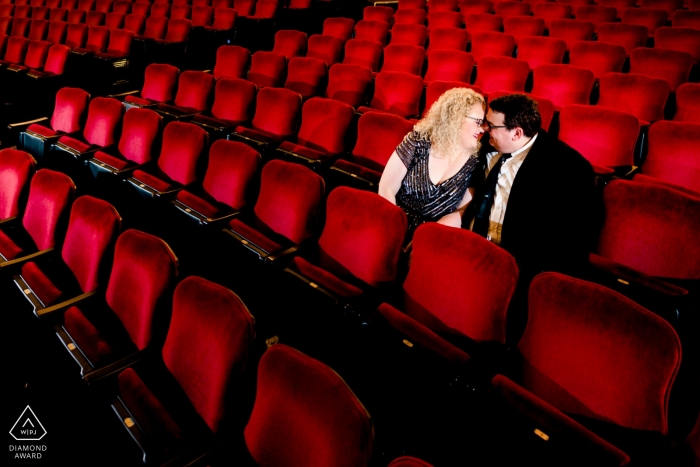 Photo: <a href="https://www.wpja.com/photos/diamond-award-top-wedding-engagement-photographer/2547210"> Laura Robinson - Delano Minnesota Photographe de fiançailles pour Orpheum Theatre, Minneapolis, MN | Orpheum Theather - Couple aux sièges rouges
