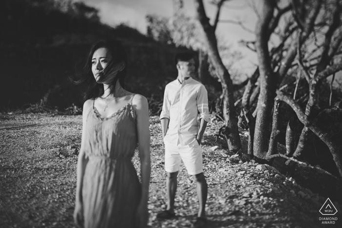 Foto von: <a href="https://www.wpja.com/photos/diamond-award-top-wedding-engagement-photographer/2547223"> Qi Xiang - Nanping Verlobungsporträt von Fujian - Fotografie enthält: Verlobtes Paar, Brise, Meer, Blasen, Bäume, Schwarz, Weiß
