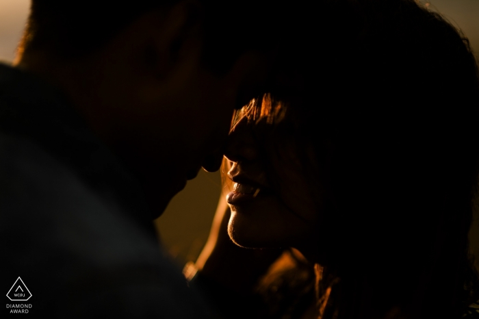 Photo: <a href="https://www.wpja.com/photos/diamond-award-top-wedding-engagement-photographer/2547241"> Wasan Chirdchom - Phuket Portrait de fiançailles de Krabi - Image contient: intime, silhouette, couple, fiancée