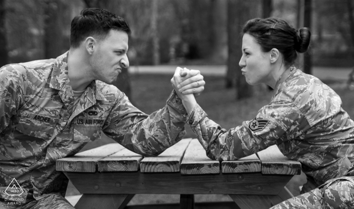 Foto di: <a href="https://www.wpja.com/photos/diamond-award-top-wedding-engagement-photographer/2547341"> Cindy Brown - Atlanta Georgia Foto di fidanzamento dalla Georgia - Old Fourth Ward Park | Lotta braccio di coppia militare