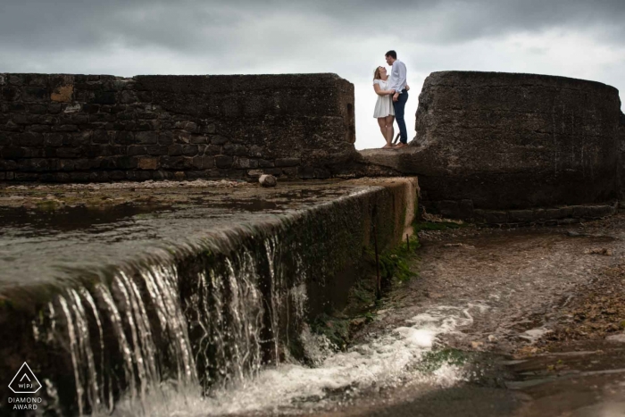 Autor zdjęcia: <a href="https://www.wpja.com/photos/diamond-award-top-wedding-engagement-photographer/2547484"> Chrystel Echavidre - Saubrigues Zaręczyny Zdjęcia z Hendaye France - Portret zawiera: parę, skały, wodospad, brzeg