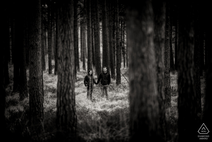 Foto por: <a href="https://www.wpja.com/photos/diamond-award-top-wedding-engagement-photographer/2547763"> Robin Goodlad - Wimborne Minster Dorset Fotógrafo de compromiso para Moors Valley, Dorset - Retrato de pareja entre los árboles