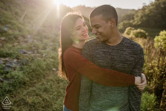 Fotos de noivado de São Pedro da Serra - O retrato contém: casal, abraço, atividades ao ar livre, estilo de vida, sorriso