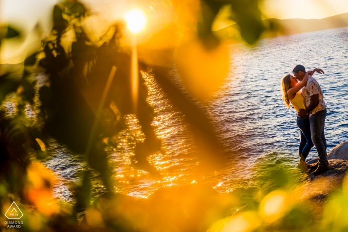 Photographie de fiançailles pour Secret Beach Lake Tahoe | Un couple devient intime sur les rochers