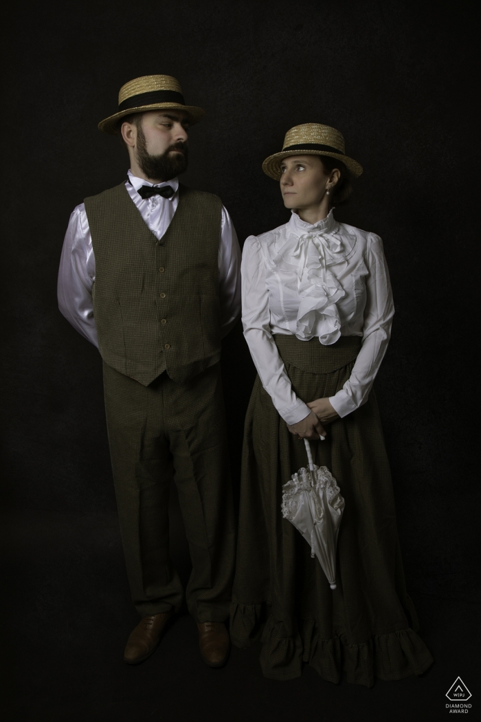 Photographe de fiançailles pour Nancy (France) - Image contient: couple, portrait, parasol, vêtements des années 1800, studio