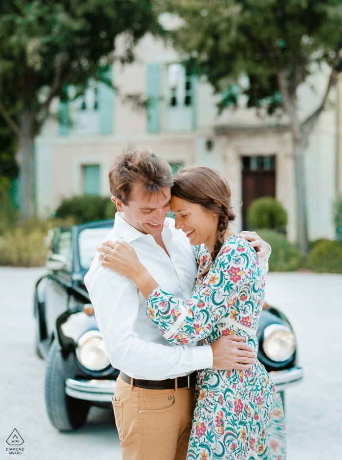 Fotografía de compromiso para Provenza: una pareja frente a un automóvil viejo