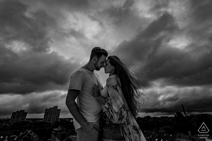 Foto von: <a href="https://www.wpja.com/photos/diamond-award-top-wedding-engagement-photographer/2548396"> Nadine Lotze - Hagen Nordrhein-Westfalen Engagement Portrait aus Dortmund - Bild zeigt ein Paar, von Angesicht zu Angesicht, abends, Himmel, schwarz und weiß