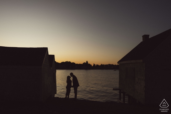 Engagement-Fotograf für Willard Beach South Portland Maine – Porträt enthält: Silhouette, Paar, Gebäude, Wasser