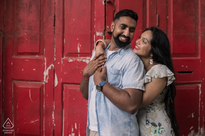 Portrait d'engagement de la bibliothèque centrale de Mumbai | Photoshoot avant le mariage dans les rues de Mumbai