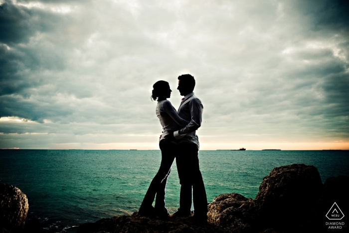 Fotografía de compromiso para Key West - El retrato contiene: pareja, silueta, cielo, agua, rocas