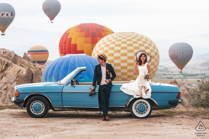 Engagement Fotograf für Kappadokien, Türkei - Bild enthält: Paar, blau, Auto, bunt, Heißluftballons