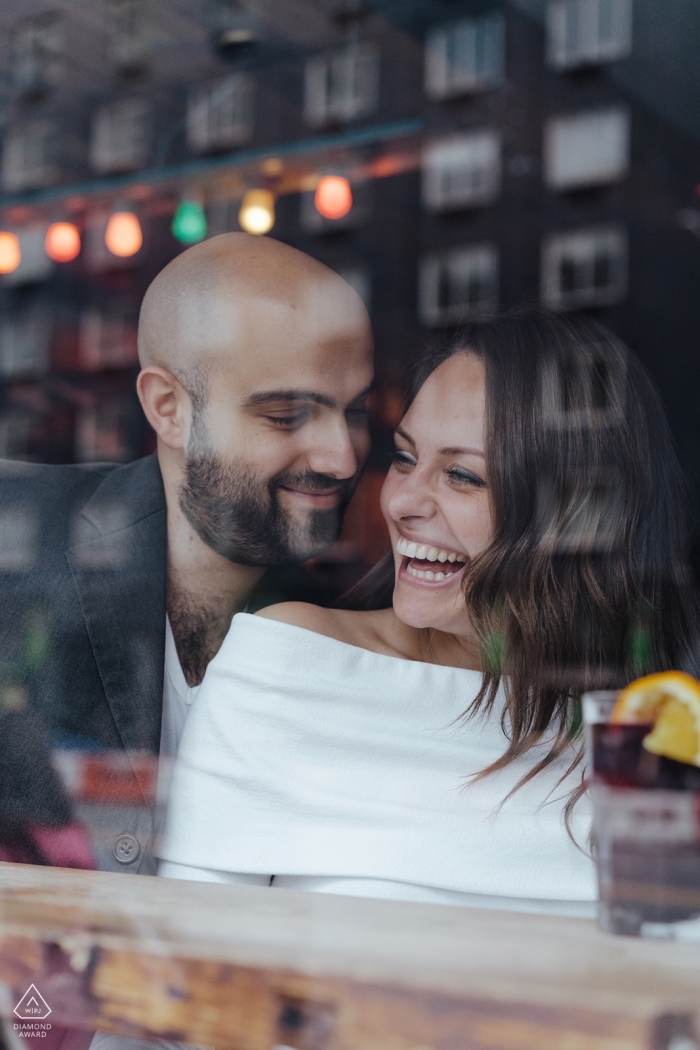 Photo de: <a href="https://www.wpja.com/photos/diamond-award-top-wedding-engagement-photographer/2549168"> Chloe Delmonte - Londres Londres Photographie de fiançailles pour Soho, Royaume-Uni - Un couple en train de prendre une bière à travers le miroir!