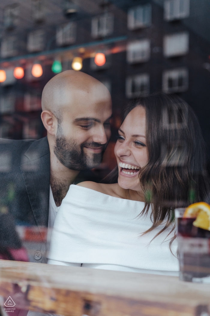 Photographie de fiançailles pour Soho, Royaume-Uni - Un couple en train de prendre une bière à travers le miroir!