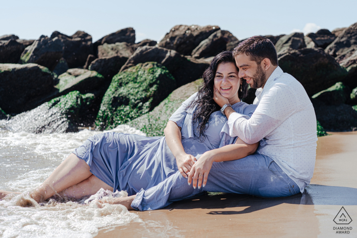 Retrato de noivado de Brighton Beach - Casal comemorando seu noivado na rua da praia, onde ambos cresceram, sem se conhecerem!