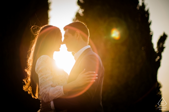 Foto de: <a href="https://www.wpja.com/photos/diamond-award-top-wedding-engagement-photographer/2549263"> Andrea Sampoli - Siena Siena Fotógrafo de compromiso para Borgo San felice, Siena | Destello mágico de lente